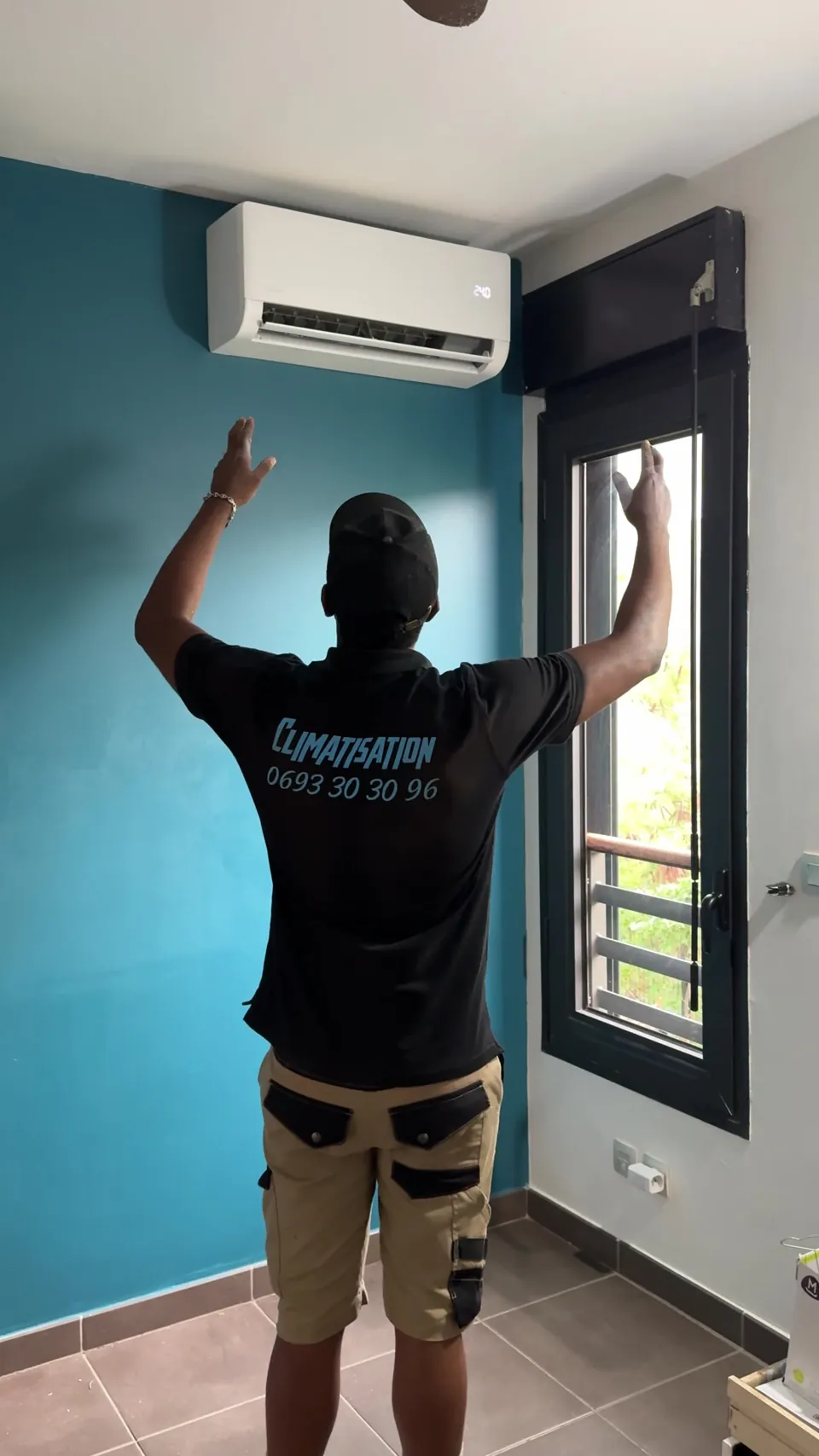 Kévin en intervention sous une climatisation